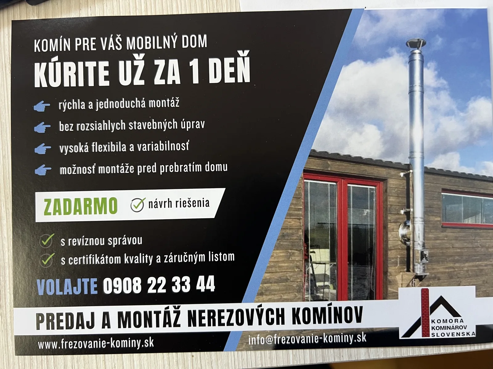 Hotový nerezový komín vyvedený nad střechu domu