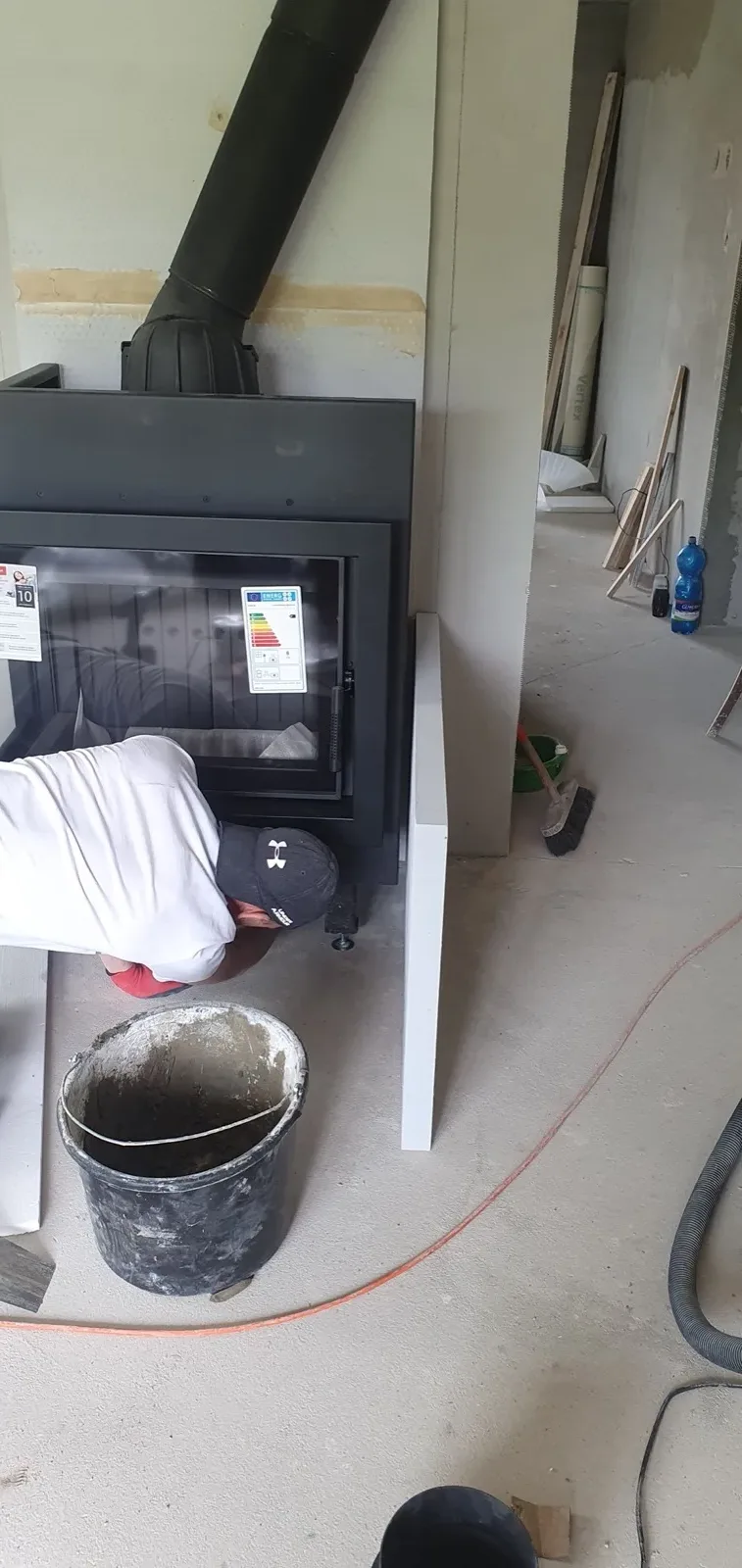 Detail moderního černého krbu s krbovou vložkou