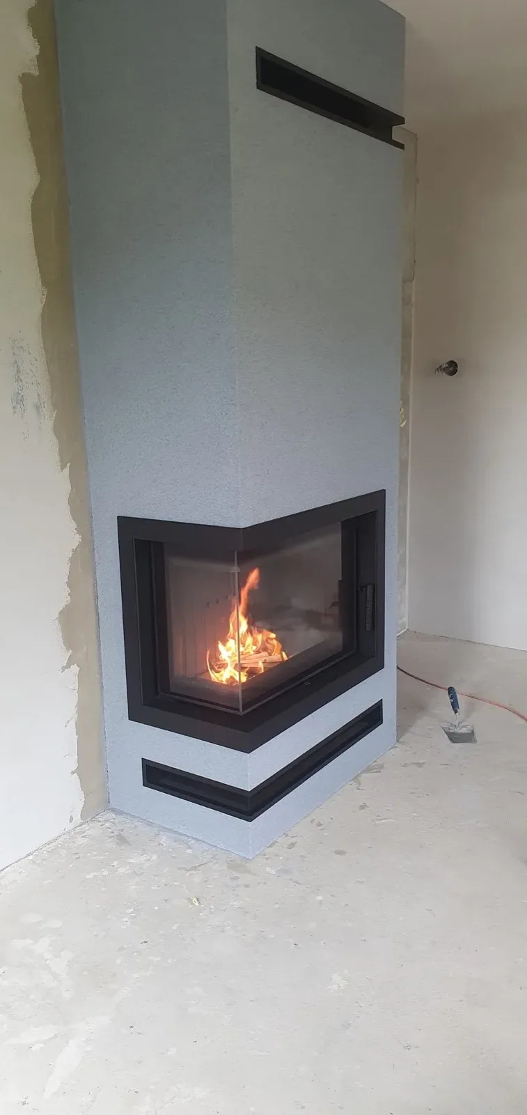 Hotový krb na míru s hořícím ohněm v krbové vložce