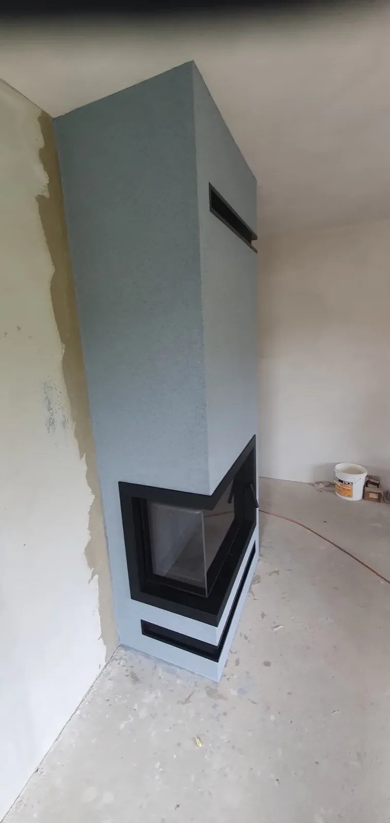 Moderní šedý minimalistický krb s rovnou krbovou vložkou