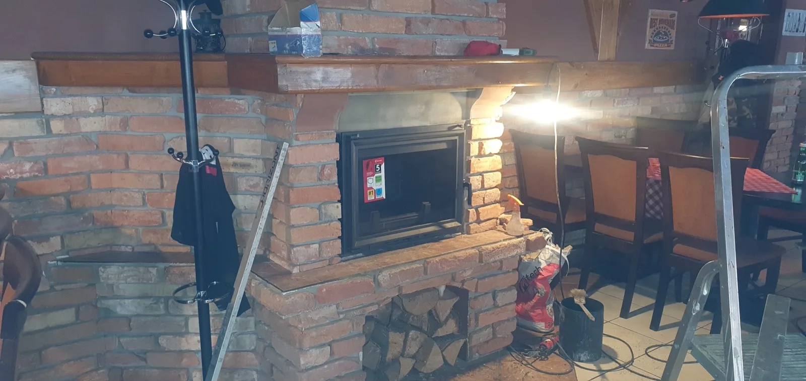 Zděný cihlový krb s osazenou krbovou vložkou