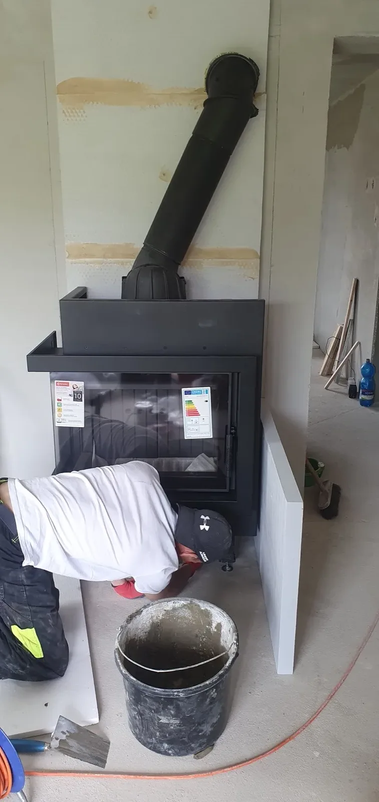 Zděný cihlový krb během osazení krbové vložky