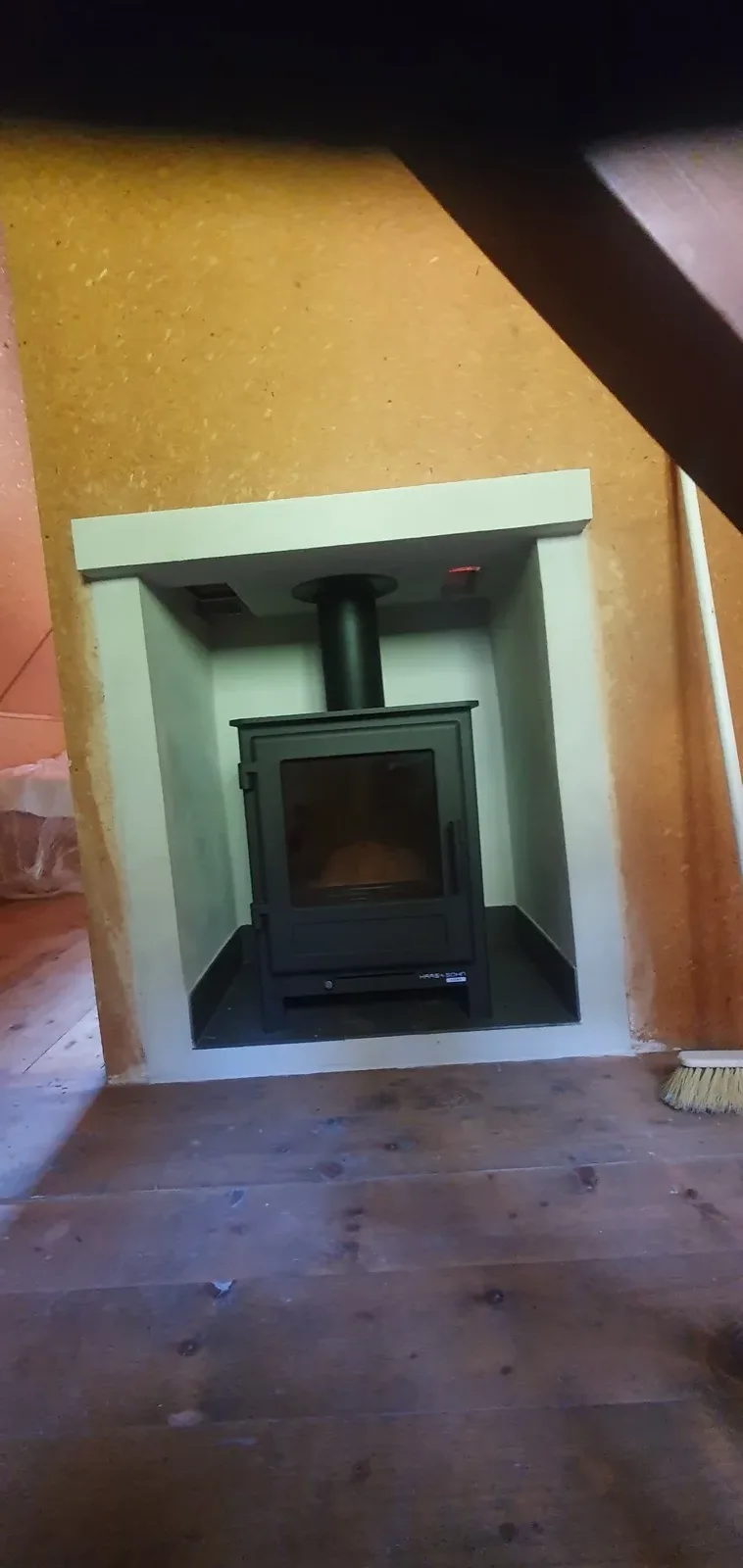 Detail osazené krbové vložky ve zděném krbu