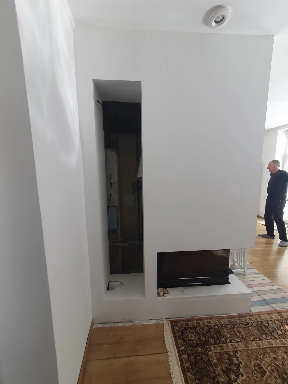 Moderní bílý krb s panoramatickou krbovou vložkou
