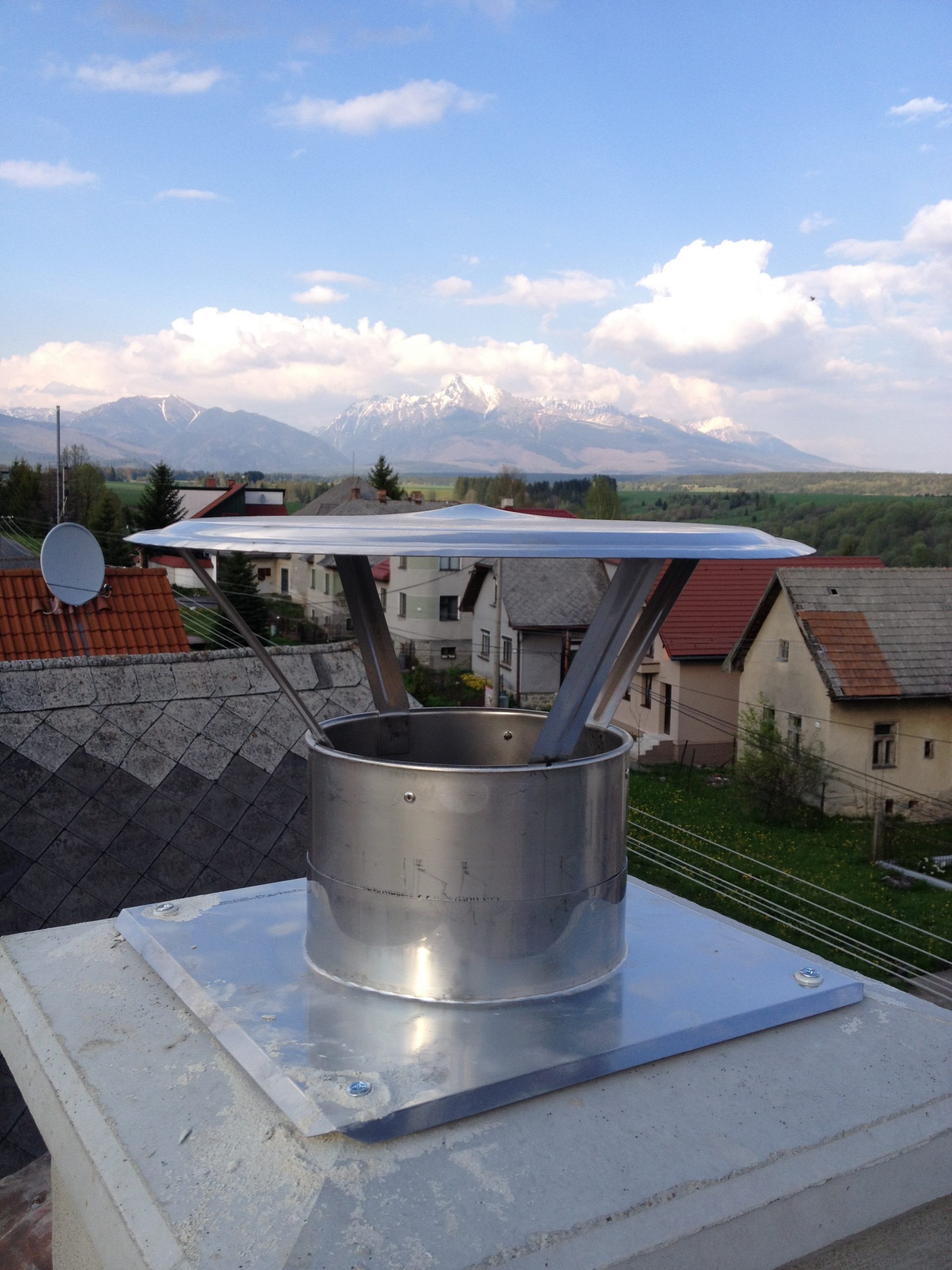 Nerezové vyústění komína nad střechou